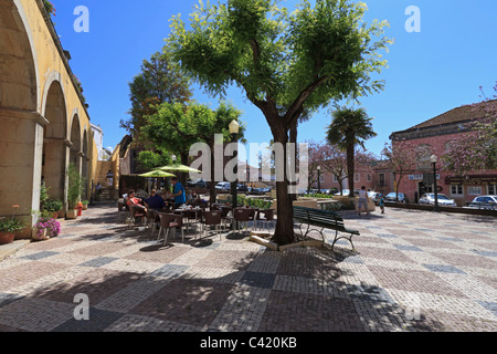 Silves Rathausplatz, Algarve, Portugal. Schattigen Platz im Zentrum der Stadt mit Brunnen und Cafés. Stockfoto