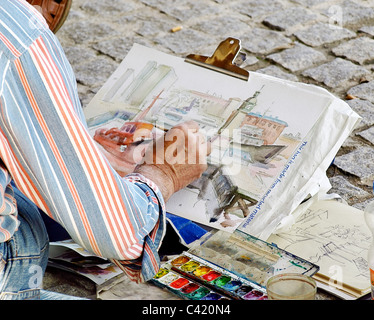 Greis, Malerei an der gepflasterten Straße. Stockfoto