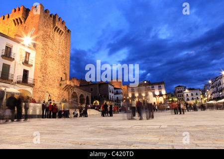 Sonnenuntergang auf dem Hauptplatz (Plaza Mayor) von Caceres in der Provinz Extremadura in Spanien. Stockfoto