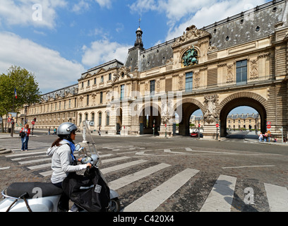 Quai Francois Mitterrand und dem Carrousel Eingang zum Musee du Louvre. Ehemals Quai du Louvre. Stockfoto