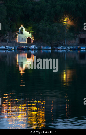 Eine kleine Kapelle am inneren See bei Agios Nikolaos im Osten Kreta, Griechenland. Stockfoto