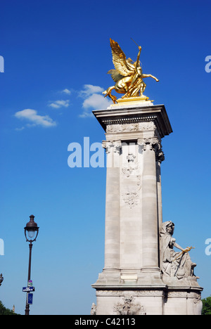 Eine Steinsäule und Statue auf Pont Alexandre III in Paris Stockfoto