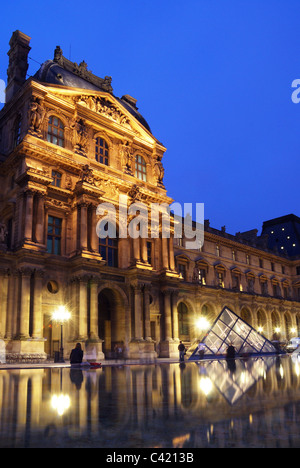 Das Louvre-Museum bei Nacht Stockfoto