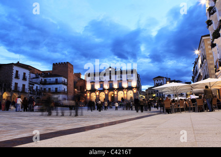 Sonnenuntergang auf dem Hauptplatz (Plaza Mayor) von Caceres in der Provinz Extremadura in Spanien. Stockfoto