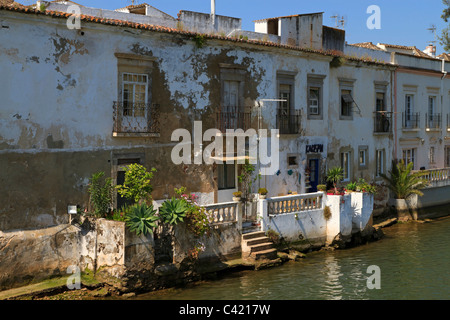 Malerische Uferpromenade Haus am Fluss Gilao in Tavira, Portugal. Stockfoto