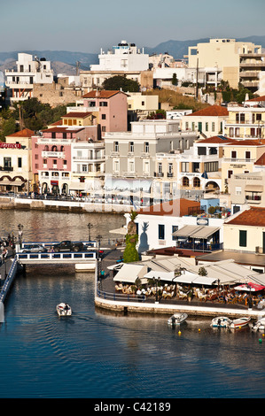 Blick hinunter auf den inneren See und äußeren Hafen von Agios Nikolaos im Osten Kreta, Griechenland Stockfoto