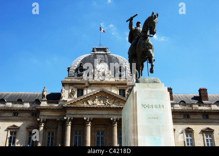 Die Statue von Feldmarschall Joffre und der Ecole Militaire in Paris Stockfoto