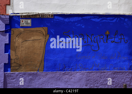 Ein Buddha Gesicht an der Wand des Shangri-La Café in Merida, in der Provinz Extremadura in Spanien. Stockfoto
