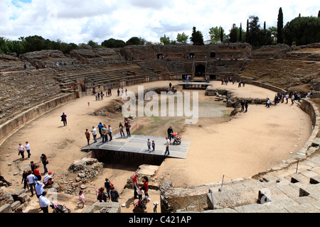 Touristen besuchen das römische Amphitheater in Merida in der Region Extremadura in Spanien. Stockfoto