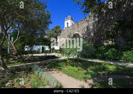 Gärten in den Ruinen des 12. Jahrhundert Burg von Tavira, Algarve, Portugal. Stockfoto