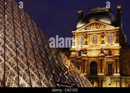 Das Louvre-Museum bei Nacht Stockfoto