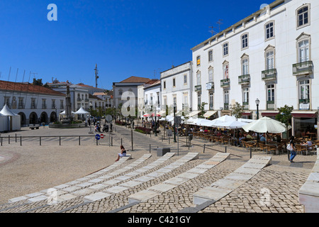 Praca da Republica, öffentlichen Hauptplatz in Tavira, Algarve, Portugal. Der Platz ist gesäumt von Geschäften und Cafés. Stockfoto