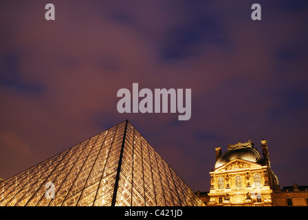 Das Louvre-Museum bei Nacht Stockfoto