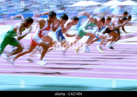 Verschwommene Aktion zu Beginn der Mens 100 Meter Leichtathletik Rennen. Stockfoto