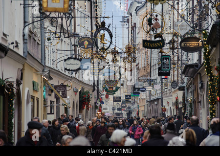 Fußgängerzone in der Altstadt der Stadt Salzburg in Österreich Stockfoto