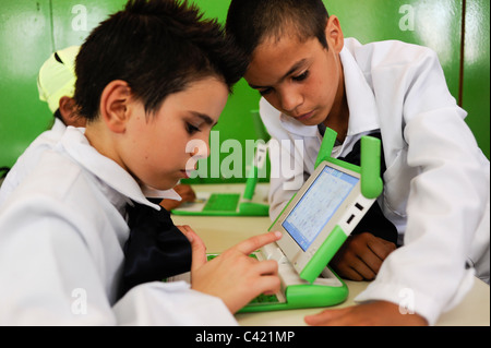 URUGUAY-Montevideo, OLPC One Laptop per Child-Projekt ist auf allen öffentlichen Schulen für alle Kinder unter Plan Ceibal, Kinder im Klassenzimmer implementiert Stockfoto