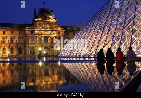 Das Louvre-Museum bei Nacht Stockfoto