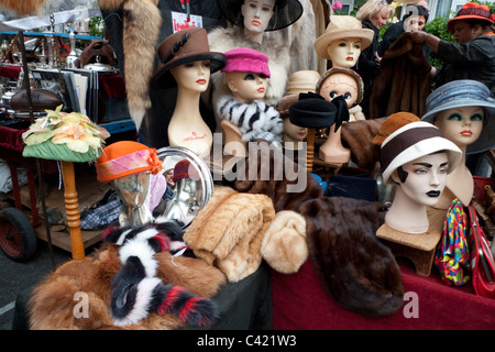 Vintage Hüte auf Schaufensterpuppen und Pelz für den Verkauf auf einem Portobello Road Market Stall in Notting Hill Gate, London England KATHY DEWITT Stockfoto