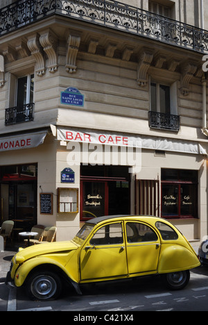 Einen alten Citroen 2CV in Paris Stockfoto