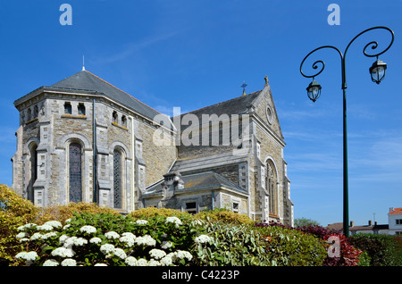 Kirche von Saint Michel Koch Chef mit einer Hecke und Straßenlaterne, Gemeinde im Département Loire-Atlantique in Westfrankreich. Stockfoto
