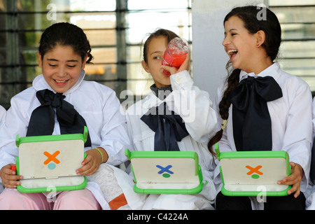 URUGUAY-Montevideo, OLPC One Laptop per Child-Projekt ist auf allen öffentlichen Schulen für alle Kinder unter Plan Ceibal, Kinder im Klassenzimmer implementiert Stockfoto