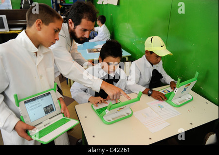 URUGUAY-Montevideo, OLPC One Laptop per Child-Projekt ist auf allen öffentlichen Schulen für alle Kinder unter Plan Ceibal, Kinder im Klassenzimmer implementiert Stockfoto