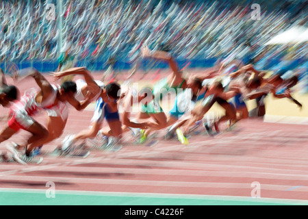 Verschwommene Aktion zu Beginn der Mens 100 Meter Leichtathletik Rennen. Stockfoto