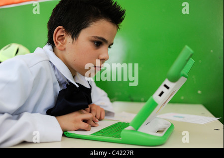 URUGUAY-Montevideo, OLPC One Laptop per Child-Projekt ist auf allen öffentlichen Schulen für alle Kinder unter Plan Ceibal, Kinder im Klassenzimmer implementiert Stockfoto