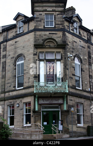 Buxton Museum mit schönen ursprünglichen Glasfenstern und Eingang. Stockfoto