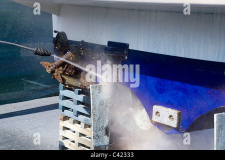 blaue Bootsrumpf Reinigung Druck Waschmaschine Seepocken Antifouling und Algen Stockfoto