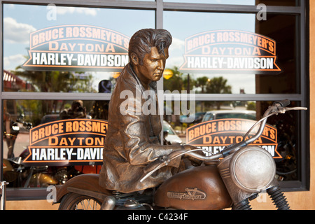 Elvis Presley auf einer Motorrad-Bronze-Skulptur von Jeff Decker bei Harley-Davidson-Händler in Daytona, Florida, USA Stockfoto