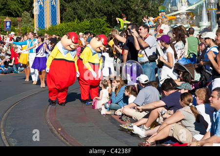 Disney-Charaktere spazieren in Einem Traum Kommen Sie zu Einer wahren Parade im Magic Kingdom in Disney World, Kissimmee, Florida Stockfoto