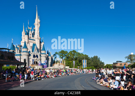 Parkgäste warten auf Eine Traumparade im Magic Kingdom in Disney World, Kissimmee, Florida Stockfoto