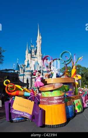 Mickey Mouse und Minnie Mouse auf einem Floß in A Dream Come True Parade im Magic Kingdom in Disney World, Kissimmee, Florida Stockfoto