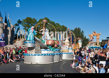 Charaktere aus Cinderella, die in Einem Traum auf einem Floß reiten Kommen Sie zu einer wahren Parade im Magic Kingdom in Disney World, Kissimmee, Florida Stockfoto