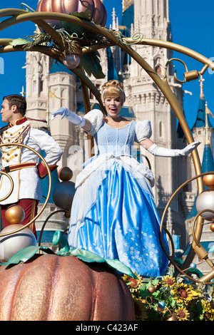 Charaktere aus Cinderella, die in Einem Traum auf einem Floß reiten Kommen Sie zu einer wahren Parade im Magic Kingdom in Disney World, Kissimmee, Florida Stockfoto