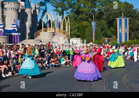 Disney-Charaktere spazieren in Einem Traum Kommen Sie zu Einer wahren Parade im Magic Kingdom in Disney World, Kissimmee, Florida Stockfoto