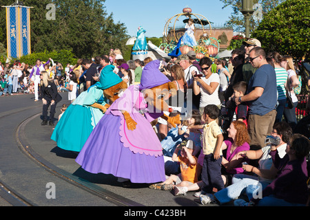 Disney-Charaktere spazieren in Einem Traum Kommen Sie zu Einer wahren Parade im Magic Kingdom in Disney World, Kissimmee, Florida Stockfoto