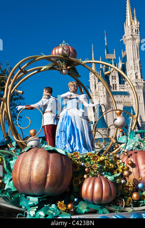 Charaktere aus Cinderella, die in Einem Traum auf einem Floß reiten Kommen Sie zu einer wahren Parade im Magic Kingdom in Disney World, Kissimmee, Florida Stockfoto