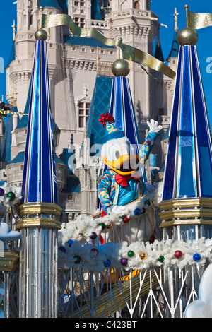 Donald Duck reitet in Einem Dream Come True Parade im Magic Kingdom in Disney World, Kissimmee, Florida Stockfoto