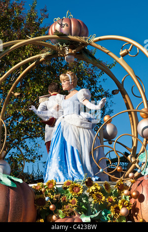 Charaktere aus Cinderella, die in Einem Traum auf einem Floß reiten Kommen Sie zu einer wahren Parade im Magic Kingdom in Disney World, Kissimmee, Florida Stockfoto