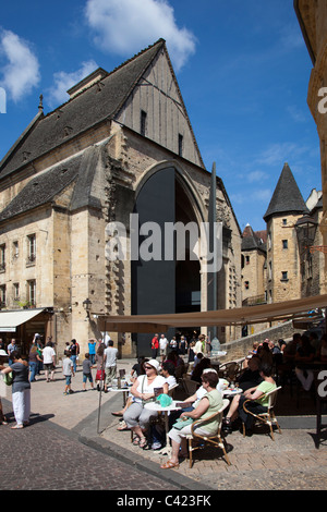 Leute sitzen an Tischen im Freien im zentralen Quadrat Sarlat la Caneda Dordogne Frankreich Stockfoto