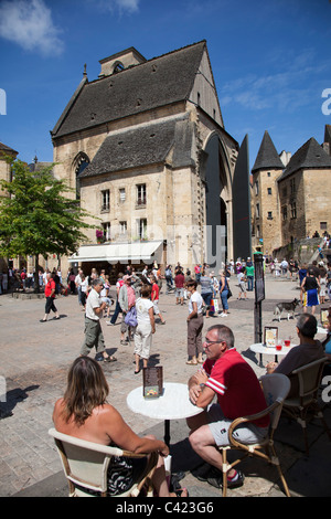 Leute sitzen an Tischen im Freien im zentralen Quadrat Sarlat la Caneda Dordogne Frankreich Stockfoto