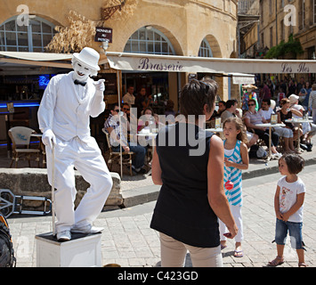 Lebende Statue Charlie Chaplin Frankreich zeigte auf Frau ihn zu ignorieren Stockfoto