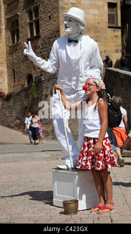 Lebende Statue Charlie Chaplin mit Mädchen tragen rote Nase Sarlat la Caneda Dordogne Frankreich Stockfoto