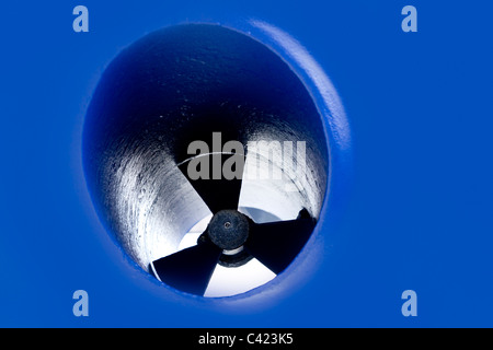 Boot Schleife Thruster Propeller lackiert in blau antifouling Stockfoto