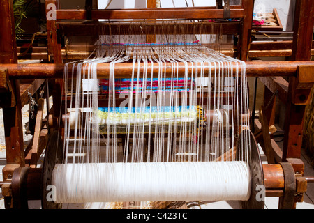 Antike Vintage Spinner Maschine arbeitet im mediterranen Stoff Stockfoto