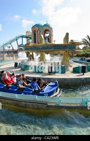 Reise nach Atlantis und eine Wasserung und Kombination Achterbahn fahren im SeaWorld. Stockfoto