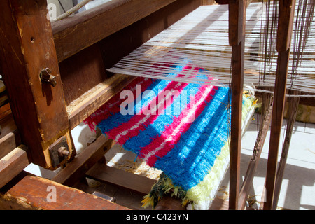 Antike Vintage Spinner Maschine arbeitet im mediterranen Stoff Stockfoto