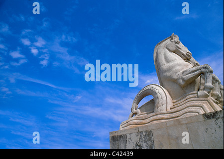 Statue von zwei Pferde nebeneinander in Belem Gegend von Lissabon, Portugal Stockfoto